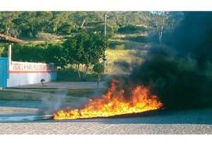 população queima onibus em Cabo Frio