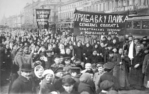 Protesto de milhares de operárias na Rússia em 8 de março de 1917